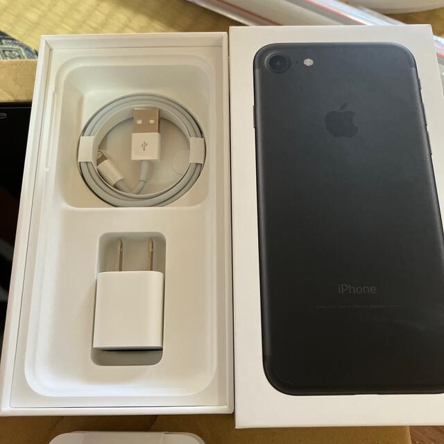 iPhone(アイフォーン)の中古　iPhone7  ブラック　32G スマホ/家電/カメラのスマートフォン/携帯電話(スマートフォン本体)の商品写真