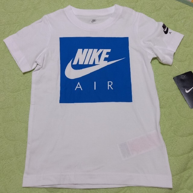 NIKE(ナイキ)のお安くしました！新品　NIKE　110～116cm 5-6years Tシャツ キッズ/ベビー/マタニティのキッズ服男の子用(90cm~)(Tシャツ/カットソー)の商品写真