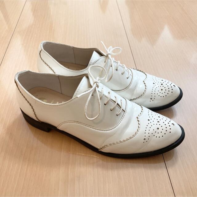 BEAMS(ビームス)のSeptemberMoon エナメル調 アーモンド シューズ　ホワイト レディースの靴/シューズ(ローファー/革靴)の商品写真