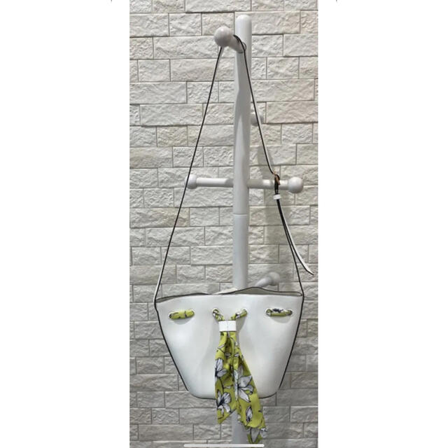 H&M(エイチアンドエム)のH＆M  ショルダーバッグ　スカーフ付　ホワイト レディースのバッグ(ショルダーバッグ)の商品写真