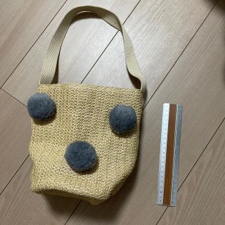 ザラ(ZARA)のポンポン付きラフィアバッグ(かごバッグ/ストローバッグ)