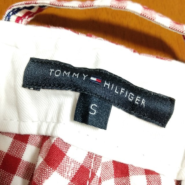 TOMMY HILFIGER(トミーヒルフィガー)のTOMMY HILFIGER　サイズＳ　ほぼ新品　赤白　チェック　裾ファスナー レディースのパンツ(カジュアルパンツ)の商品写真