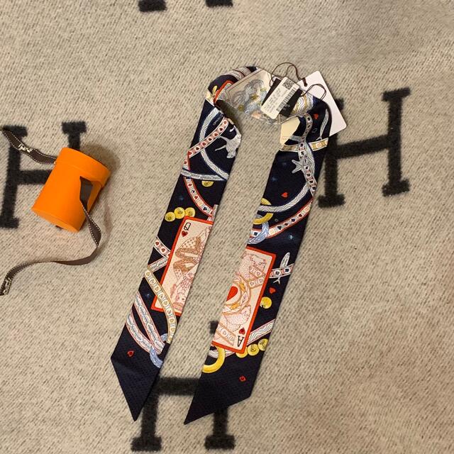 HERMES - エルメス ツイリー 2022秋冬 限定品《ハートのクイーン HERMES - エルメス ツイリー 2022秋冬 限定品《ハートのクイーン