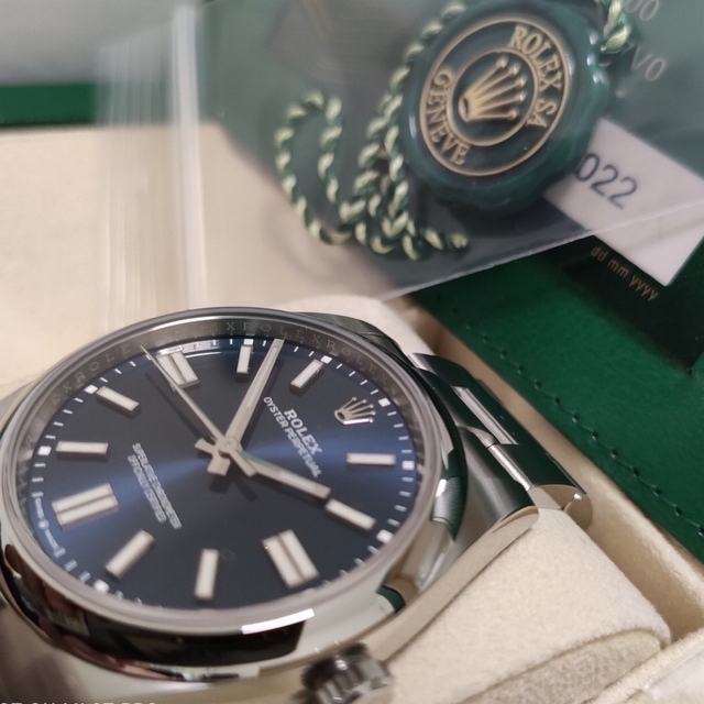 ROLEX(ロレックス)のオイスターパーペチュアル41　ブライトブルー　124300 試着のみ メンズの時計(腕時計(アナログ))の商品写真
