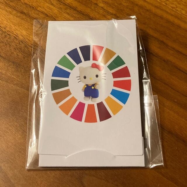 サンリオ(サンリオ)のハローキティ　SDGs　国連公式ラペルピン　バッジ レディースのアクセサリー(ブローチ/コサージュ)の商品写真