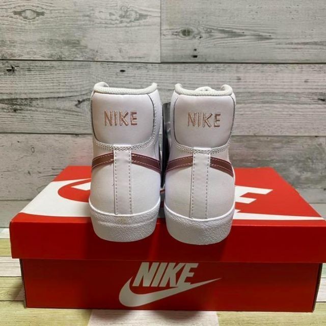 NIKE(ナイキ)の24cm【完売モデル】ナイキ ブレイザー MID 77 2022年モデル レディースの靴/シューズ(スニーカー)の商品写真