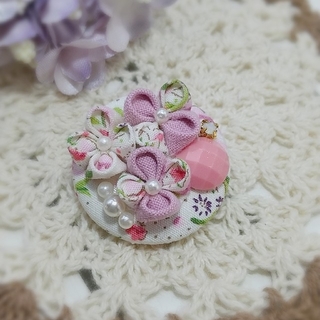 小さなブローチ お花 ブーケ つまみ細工 ピンク 花柄 プチブローチ(コサージュ/ブローチ)