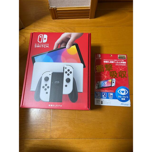 Nintendo Switch(ニンテンドースイッチ)の新品未開封！納品書あり！ニンテンドースイッチ有機ELモデル　ホワイト　おまけ エンタメ/ホビーのゲームソフト/ゲーム機本体(家庭用ゲーム機本体)の商品写真