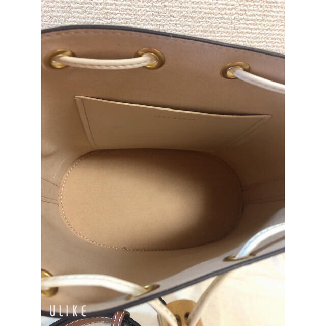 Tory Burch(トリーバーチ)のトリーバーチ 新品 Tモノグラム パンチングレザー バケットバッグ 白 レディースのバッグ(ショルダーバッグ)の商品写真