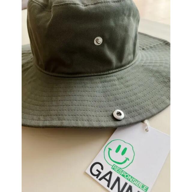 TOMORROWLAND(トゥモローランド)の新品未使用✩GANNI ガニー バケットハット カーキ グリーン 帽子 キャップ レディースの帽子(ハット)の商品写真