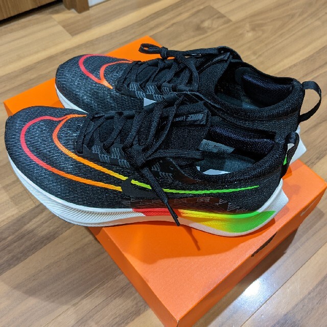 NIKE(ナイキ)のNIKE・ZOOM FLY4・ズームフライ4・黒×虹・27.5cm・新品 スポーツ/アウトドアのスポーツ/アウトドア その他(陸上競技)の商品写真