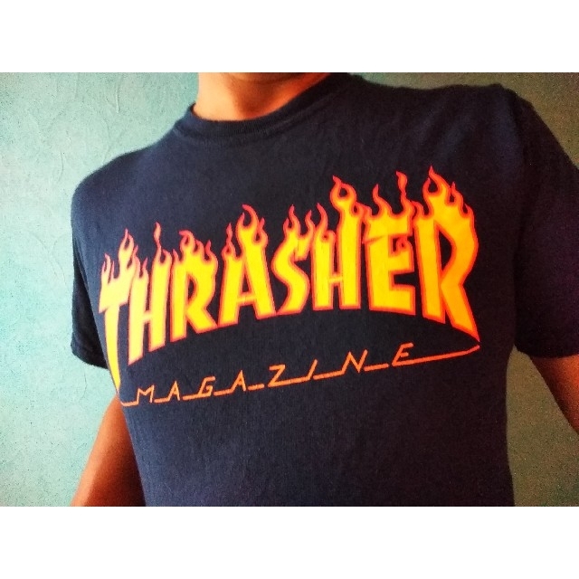 THRASHER(スラッシャー)のスラッシャーファイヤーデカロゴプリント ネイビー紺色スケータースタイルTシャツ メンズのトップス(Tシャツ/カットソー(半袖/袖なし))の商品写真