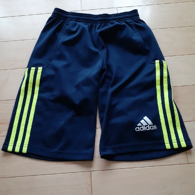 adidas(アディダス)のadidas　アディダス　140cm　ハーフパンツ キッズ/ベビー/マタニティのキッズ服男の子用(90cm~)(パンツ/スパッツ)の商品写真