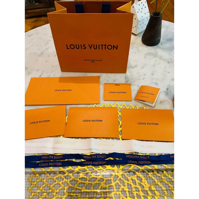 LOUIS VUITTON(ルイヴィトン)のLOUIS VUITTON 紙袋とリボン レディースのバッグ(ショップ袋)の商品写真