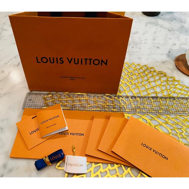LOUIS VUITTON(ルイヴィトン)のLOUIS VUITTON 紙袋とリボン レディースのバッグ(ショップ袋)の商品写真
