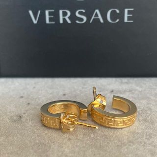 ヴェルサーチ(VERSACE)の⭐︎新品⭐︎ヴェルサーチピアス　ゴールド/金　希少(ピアス)