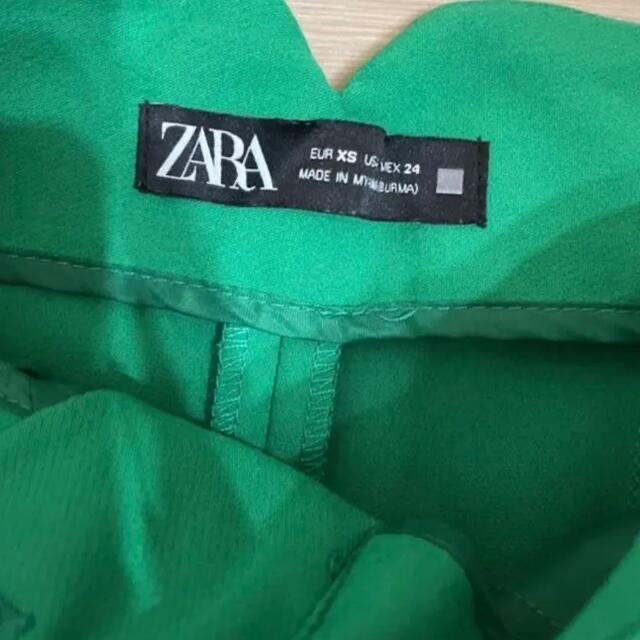 ZARA(ザラ)の【値下げ】ZARA ハイウエストパンツ アップルグリーン XS レディースのパンツ(クロップドパンツ)の商品写真