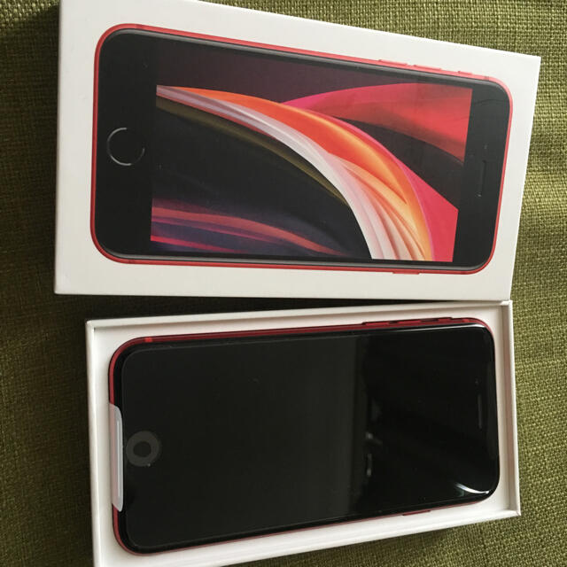 Apple(アップル)のiPhone se2 64GB product RED 新品未使用 赤 レッド スマホ/家電/カメラのスマートフォン/携帯電話(スマートフォン本体)の商品写真