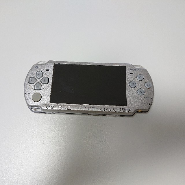 PlayStation Portable(プレイステーションポータブル)のPSP2000「プレイステーションポータブル」ミスティック・シルバー エンタメ/ホビーのゲームソフト/ゲーム機本体(携帯用ゲーム機本体)の商品写真