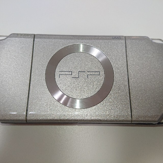 PlayStation Portable(プレイステーションポータブル)のPSP2000「プレイステーションポータブル」ミスティック・シルバー エンタメ/ホビーのゲームソフト/ゲーム機本体(携帯用ゲーム機本体)の商品写真