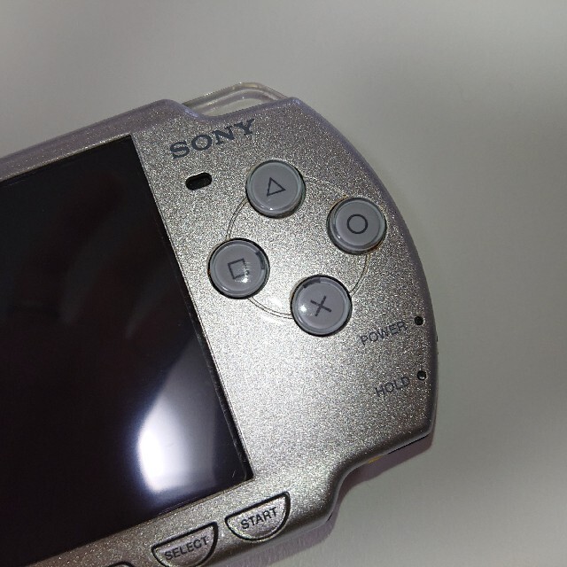 PlayStation Portable(プレイステーションポータブル)のPSP2000「プレイステーションポータブル」ミスティック・シルバー エンタメ/ホビーのゲームソフト/ゲーム機本体(携帯用ゲーム機本体)の商品写真