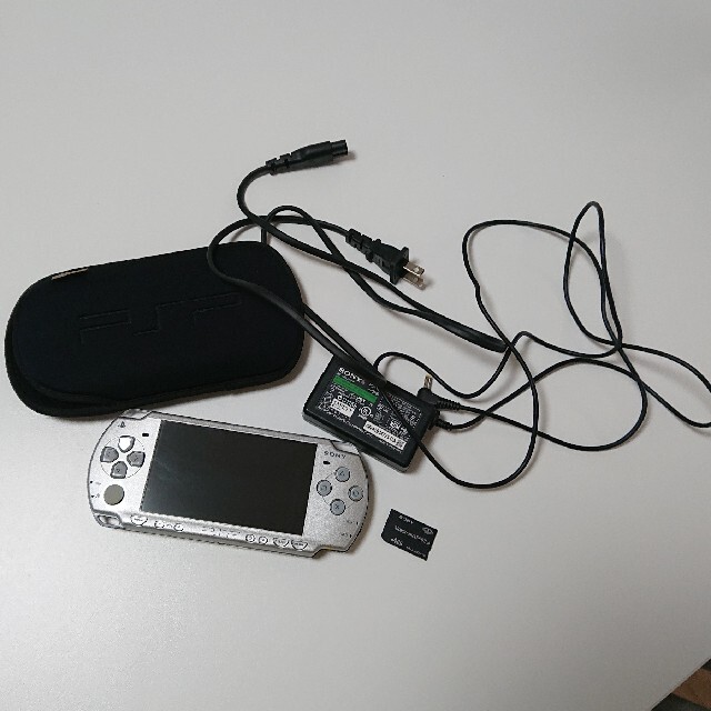 PlayStation Portable(プレイステーションポータブル)のPSP2000「プレイステーションポータブル」ミスティック・シルバー エンタメ/ホビーのゲームソフト/ゲーム機本体(携帯用ゲーム機本体)の商品写真