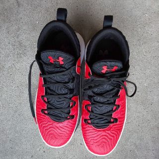 アンダーアーマー(UNDER ARMOUR)のアンダーアーマー　バスケットシューズ　赤/白　28cm中古(スニーカー)