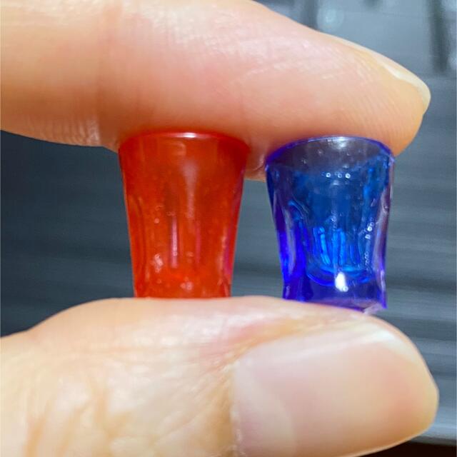 ミニチュアグラス　コップ  21個セット　赤青緑紫 ハンドメイドのおもちゃ(ミニチュア)の商品写真