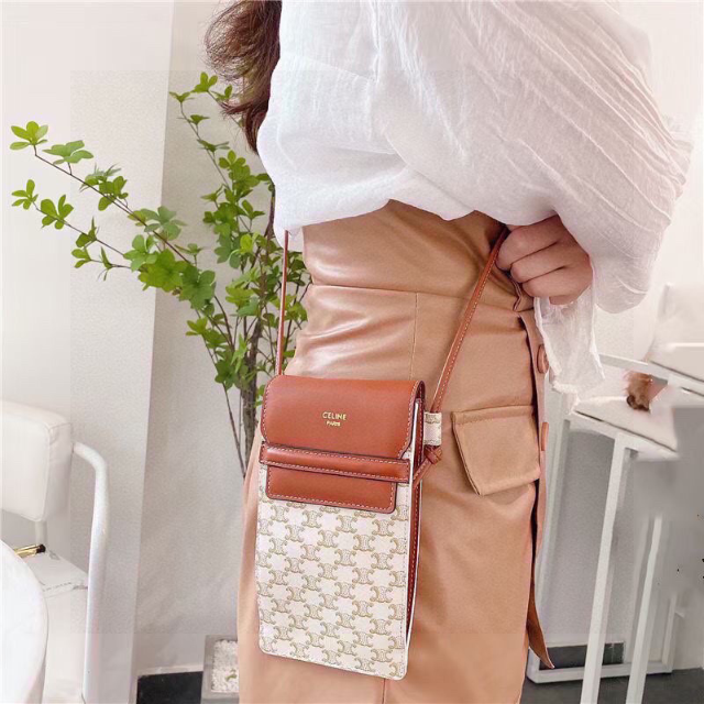 CELINE セリーヌ フラップ付き トレッキング モバイルポーチ フォンポーチ-
