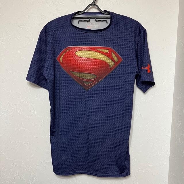 UNDER ARMOUR(アンダーアーマー)のアンダーアーマー スーパーマン　コンプレッションウェア　Tシャツ　アメコミ　海 スポーツ/アウトドアのスポーツ/アウトドア その他(その他)の商品写真