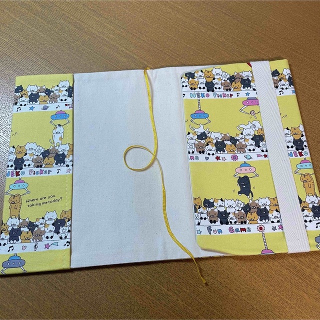 四六判　ブックカバー　ごろごろニャンコ　ハンドメイド ハンドメイドの文具/ステーショナリー(ブックカバー)の商品写真
