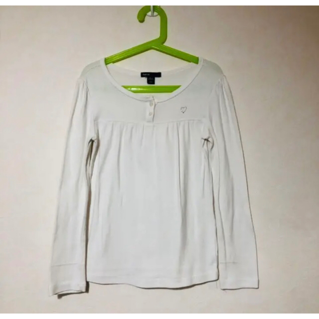 GAP(ギャップ)の白黒2枚セット　無地　長袖 Tシャツ　130 GAP  ハート　シンプル　英ロゴ キッズ/ベビー/マタニティのキッズ服女の子用(90cm~)(Tシャツ/カットソー)の商品写真