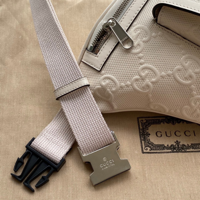 日本最大級 新品未使用 GUCCI エンボスレザーベルトバッグ ショルダー