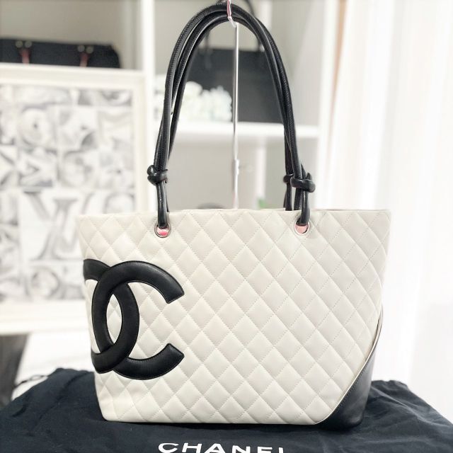 CHANEL - 美品☆　シャネル　カンボンライン　ラージ　白×黒　トートバッグ　8番台