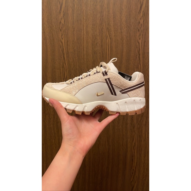 NIKE(ナイキ)のNIKE × JACQUEMUS ナイキ エアフマラ × ジャックムス 24㎝ レディースの靴/シューズ(スニーカー)の商品写真