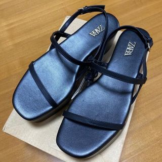 ザラ(ZARA)のZARA レザー厚底サンダル　新品未使用(サンダル)