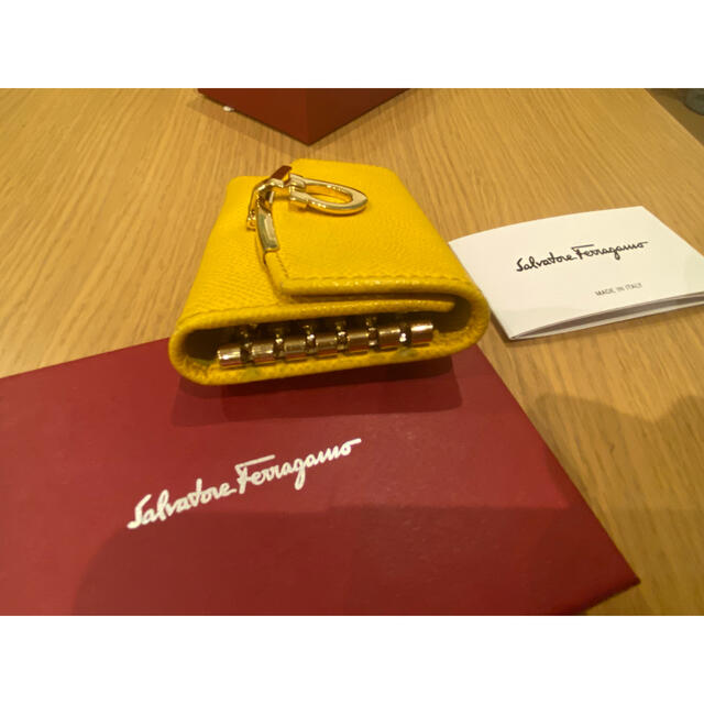 Salvatore Ferragamo(サルヴァトーレフェラガモ)のサルヴァトーレフェラガモ　キーケース　イエロー　箱付き レディースのファッション小物(キーケース)の商品写真