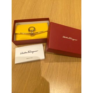 サルヴァトーレフェラガモ(Salvatore Ferragamo)のサルヴァトーレフェラガモ　キーケース　イエロー　箱付き(キーケース)