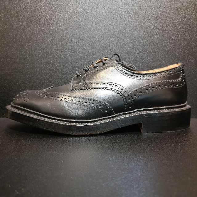 Trickers(トリッカーズ)のトリッカーズ（Tricker's）JS7302 フルブローグシューズ 黒 7.5 メンズの靴/シューズ(ドレス/ビジネス)の商品写真