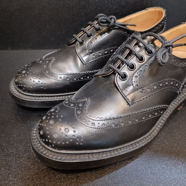 Trickers(トリッカーズ)のトリッカーズ（Tricker's）JS7302 フルブローグシューズ 黒 7.5 メンズの靴/シューズ(ドレス/ビジネス)の商品写真