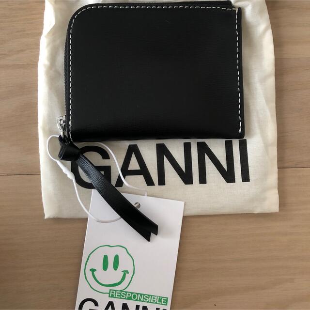 TOMORROWLAND(トゥモローランド)のGANNI ガニー  エンボスロゴコンパクトウォレット 折り畳み財布 ミニ財布 レディースのファッション小物(財布)の商品写真