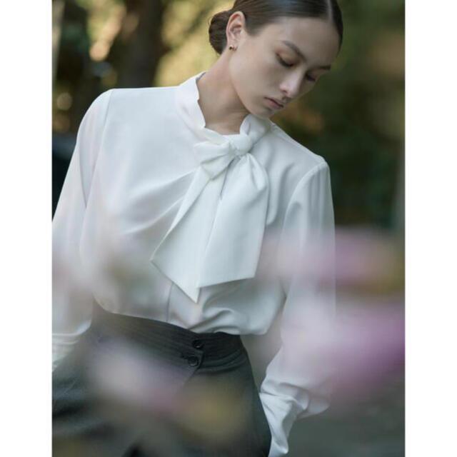 L'Or Tie Collar Blouse White
