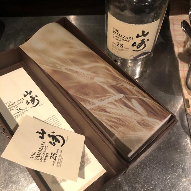 サントリー(サントリー)の山崎25年 空瓶　空箱　カード　麦フイルム付き 食品/飲料/酒の酒(ウイスキー)の商品写真