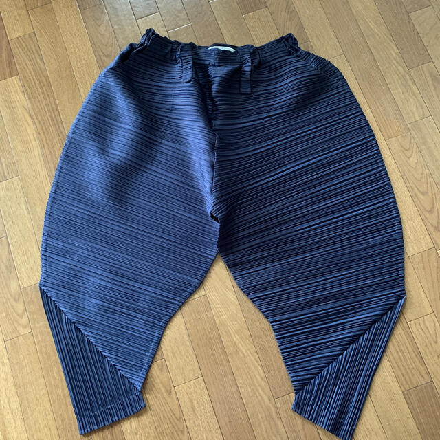 PLEATS PLEASE ISSEY MIYAKE(プリーツプリーズイッセイミヤケ)のいっせいみやけ。 レディースのパンツ(カジュアルパンツ)の商品写真