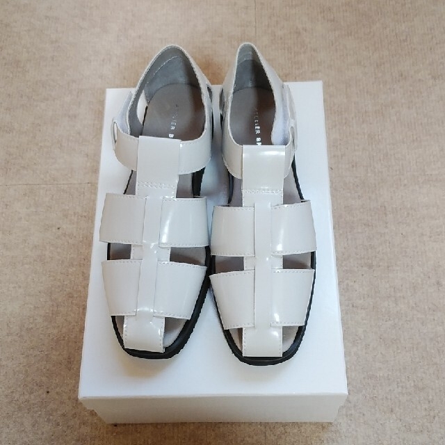 atelier brugge(アトリエブルージュ)の新品　アトリエブルージュ　グルカ　サンダル　白　サイズＭ レディースの靴/シューズ(サンダル)の商品写真