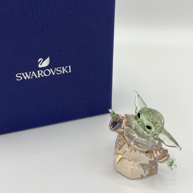 SWAROVSKI(スワロフスキー)のスワロフスキー　ベビーヨーダ　クリスタル　マンダロリアン　オブジェ　置物 インテリア/住まい/日用品のインテリア小物(置物)の商品写真