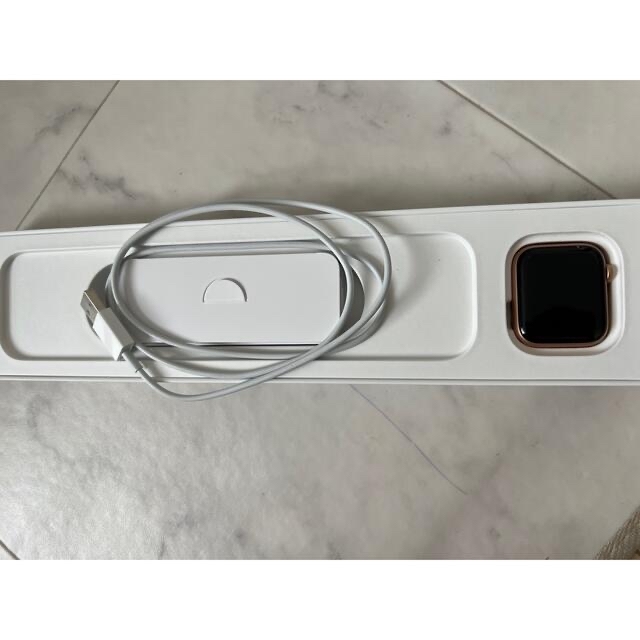 Apple Watch(アップルウォッチ)の美品　APPLE WATCH SE 40 GOAL PNS130- おまけつき スマホ/家電/カメラのスマートフォン/携帯電話(その他)の商品写真