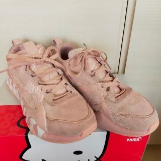 プーマ(PUMA)の【PUMA×ハローキティ】ノーヴァ2 Xスニーカー くすみピンク 25cm(スニーカー)