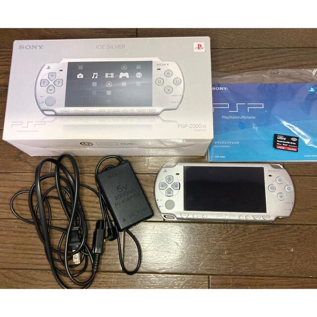 PlayStation Portable(プレイステーションポータブル)のPSP-2000 アイスシルバー＆MHP3rd エンタメ/ホビーのゲームソフト/ゲーム機本体(携帯用ゲーム機本体)の商品写真