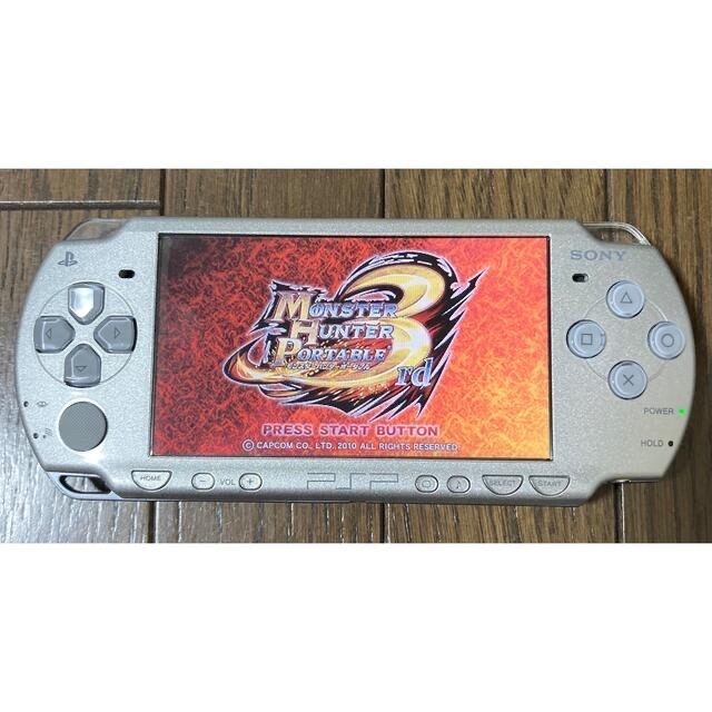 PlayStation Portable(プレイステーションポータブル)のPSP-2000 アイスシルバー＆MHP3rd エンタメ/ホビーのゲームソフト/ゲーム機本体(携帯用ゲーム機本体)の商品写真